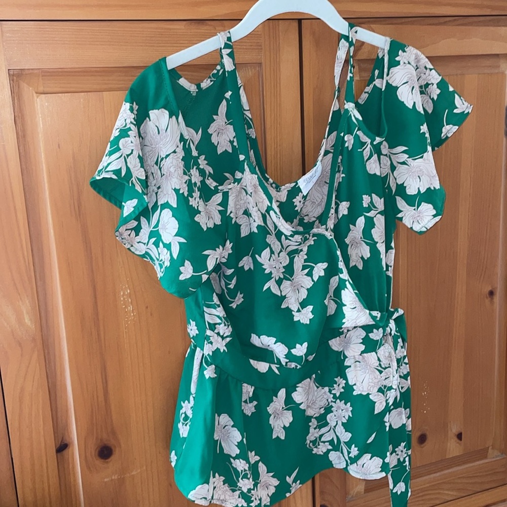 Green Floral Crop Top 💚🌼 - Picture 6 of 11